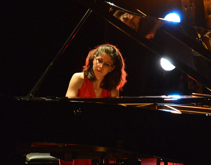 Erika Crinó, Piano
